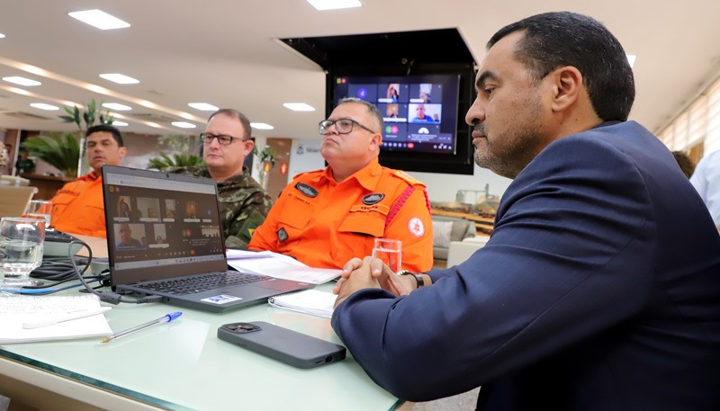 Governador durante reunião 